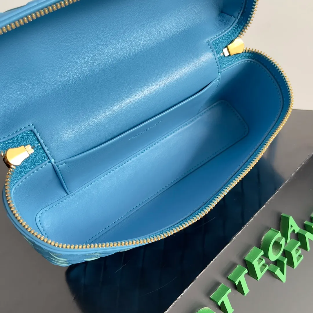 Batch 1360 Bottega Veneta 24 spring and summer woven zipper crossbody bag. A crossbody bag that can be used as a cosmetic bag. The exquisite weaving and compact body are an indispensable accessory for the upcoming summer. The double zipper also better protects the bag. It has a large capacity. If you like it, don’t miss it. Style number: 789109 Size: 22*12.5*5cm
